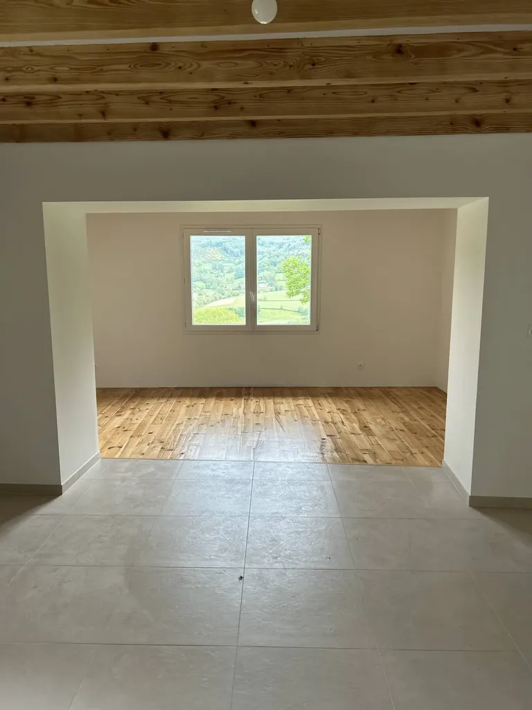 Ouverture de mur porteur terminée entre le salon et la salle à manger dans une maison à Beaujeu près de Belleville-en-Beaujolais (Rhône 69