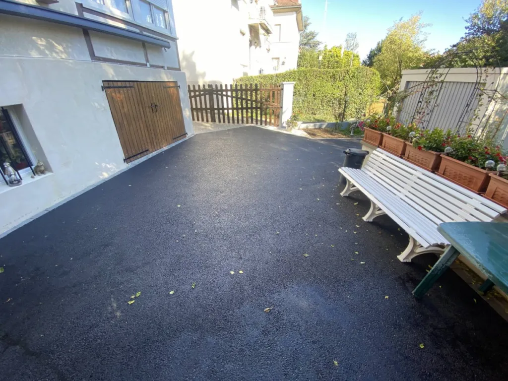 Allée en enrobé d'une maison CLK 