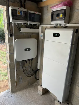 Combien de temps une batterie solaire peut alimenter une maison pendant une panne en Provence ?