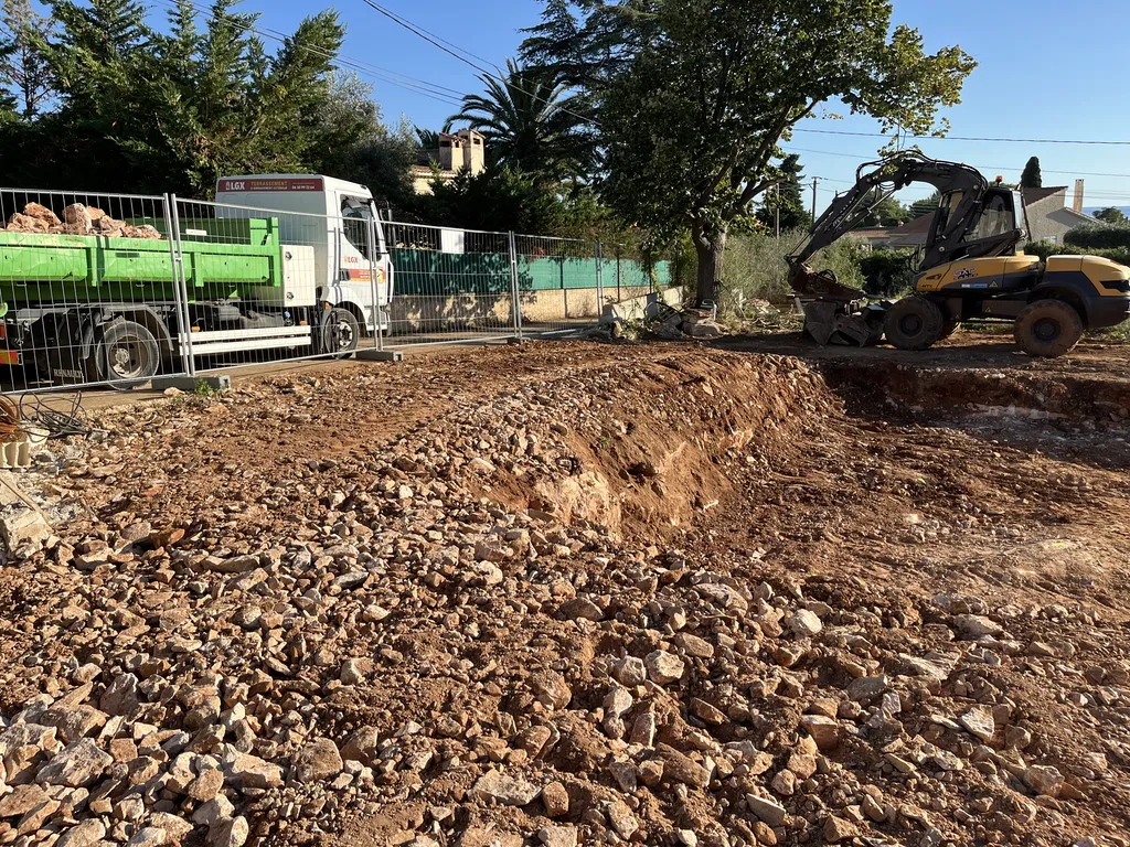 Terrassement pour la construction d’une maison neuve à Bandol avec excavation et évacuation des déblais