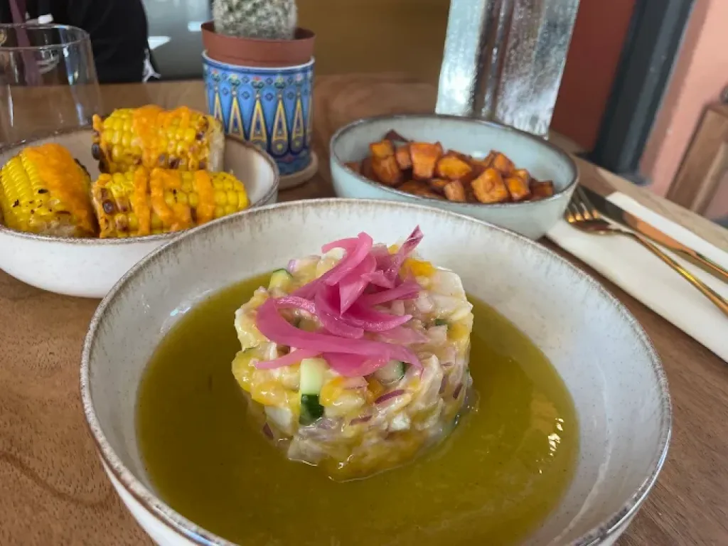 Décoration colorée et plats à partager dans un restaurant mexicain typique situé à Nice au cœur du vieux centre