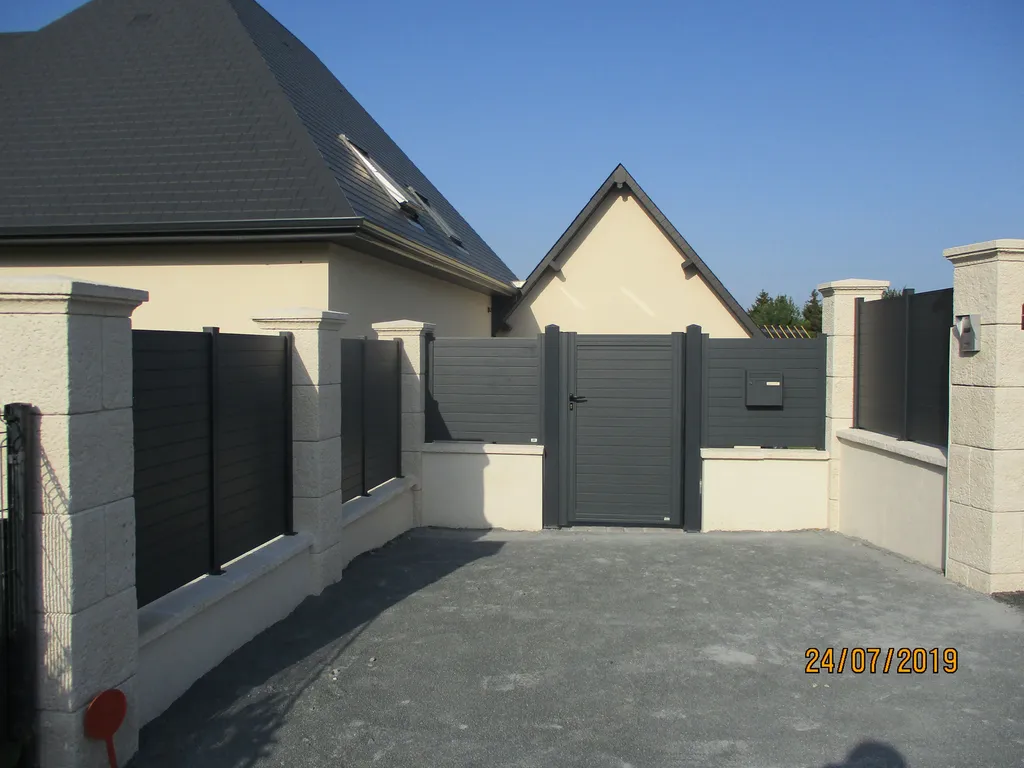 Pose de Clôture aluminium sur muret, Portails motorisés et Portillon en aluminium à Caudebec-en-Caux dans la Seine-Maritime 76 et ses Alentours