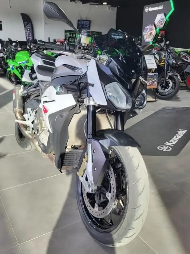 Moto BMW S 1000 R 1000 cm³ - vue de face  - Kawasaki Nîmes