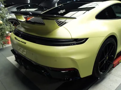 Pose experte du PPF film de protection XPEL Stealth sur cette Porsche 992 Carrera 4 GTS, garantissant une finition satinée uniforme et une protection de haut niveau.