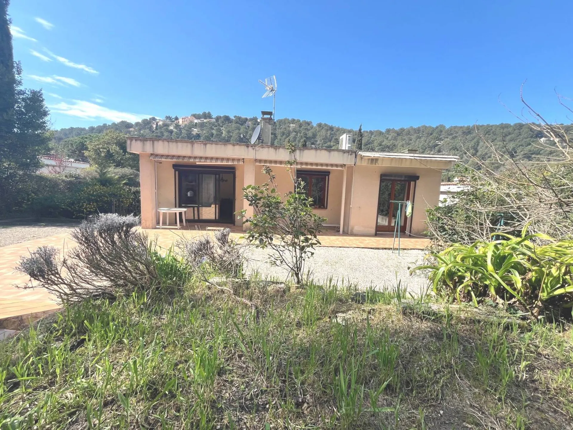 Maison à vendre de plain pied Carnoux en Provence T3 sur terrain de 1115m², avec garage possible extension