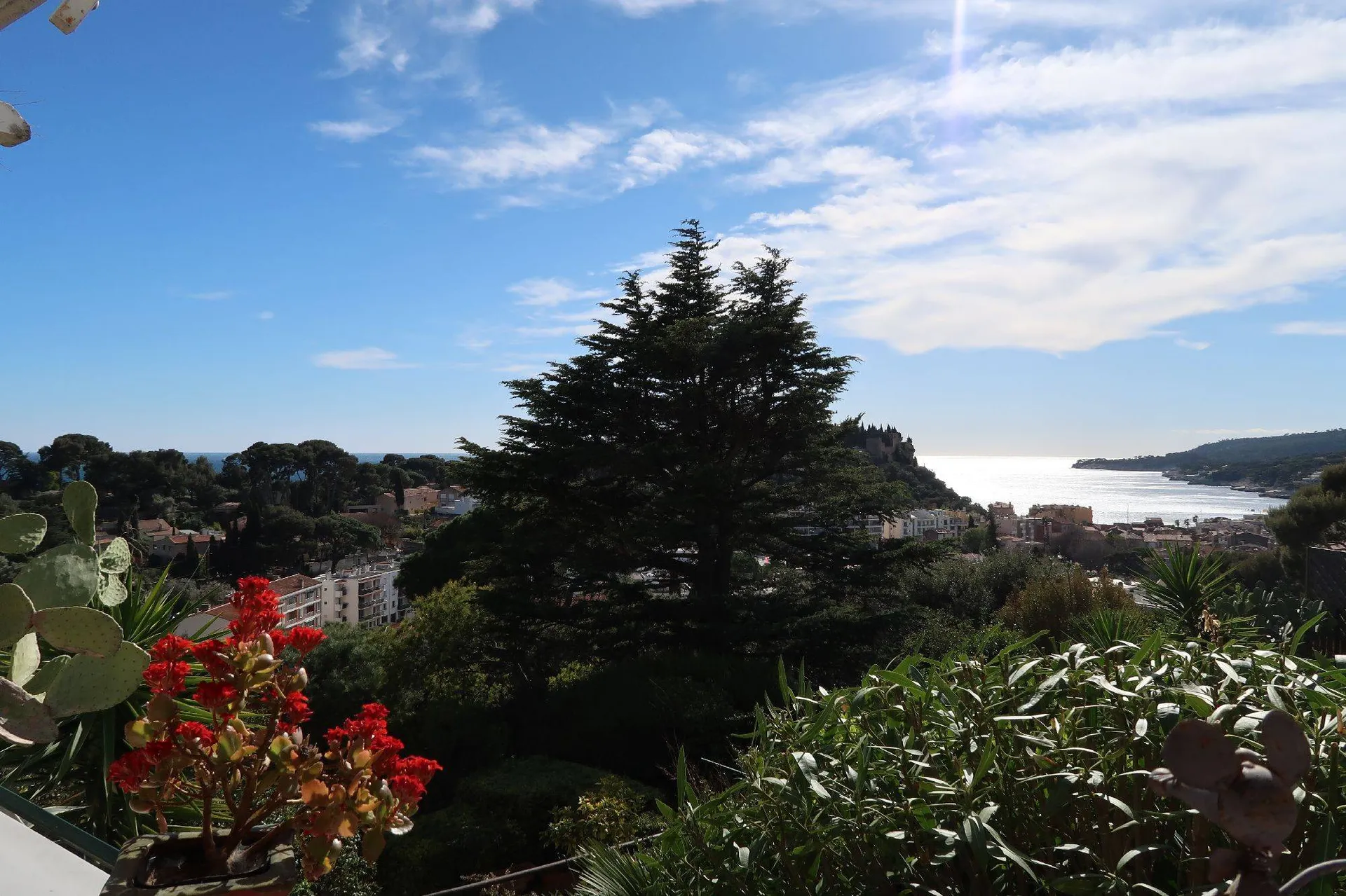 Appartement 3 Cassis dans résidence sécurisée de standing avec piscine, terrasse et jardin vue mer, parking privatif, cave et garage en option