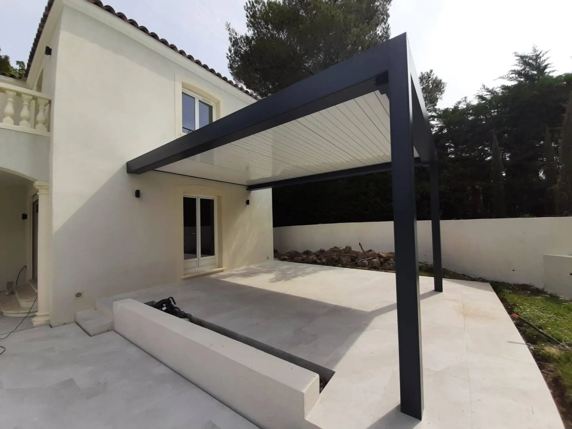 Installation de Pergola avec Baies Coulissantes à Cannes