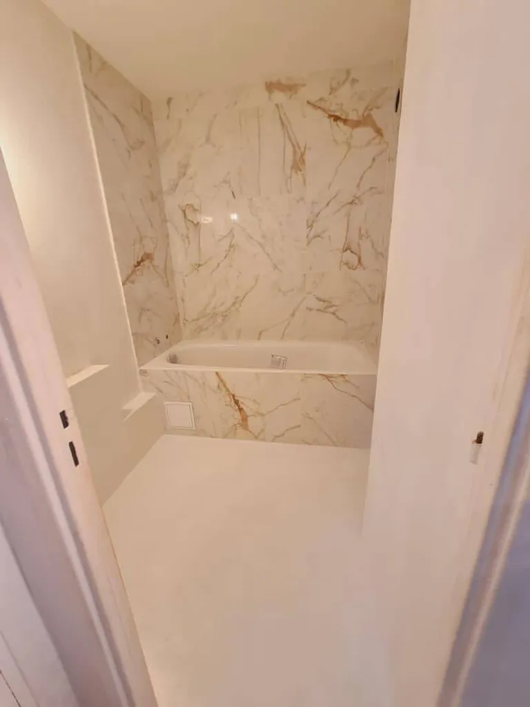 Béton Ciré TERRE DU MONDE blanc nacré : salle de bain sol et mur