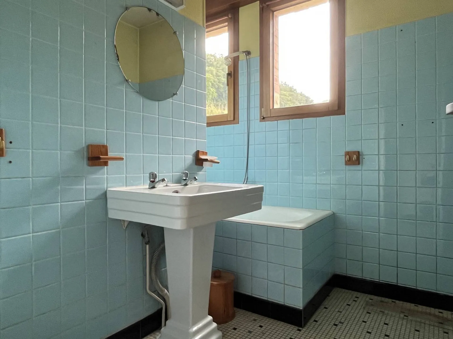 Maison individuelle de 1967 - Environ 2768m²  de terrain - Sous-sol complet