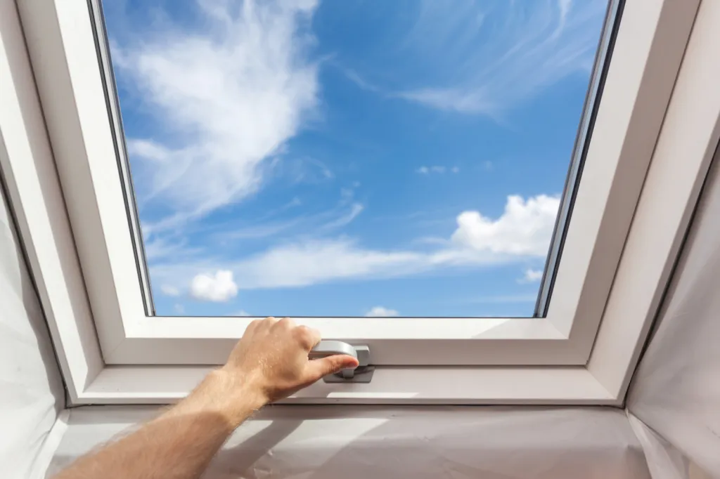 Fenêtre balcon Velux Cabrio® ou verrière modulaire motorisée avec capteur de pluie à Condrieu près de Vienne, pose par installateur certifié