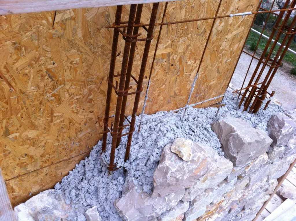 Détail du voile de béton pour les murs en pierres