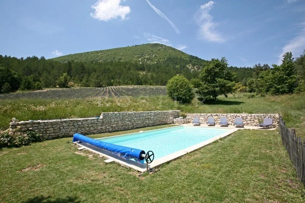 Superbe ensemble de bâtiments au coeur de + de 28 hectares  proche du mont Ventoux  