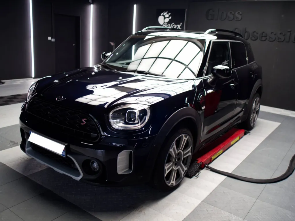 Covering transparent ou film de protection incolore pour carrosserie voiture Mini Countryman protégée avec la gamme de film XPEL Ultimate Plus à Saint-Avé près de Vannes en Bretagne
