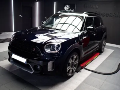 Covering transparent ou film de protection incolore pour carrosserie voiture Mini Countryman protégée avec la gamme de film XPEL Ultimate Plus à Saint-Avé près de Vannes en Bretagne