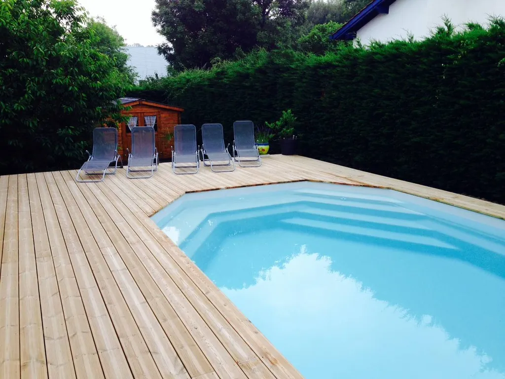 Piscine sur terrasse planchée