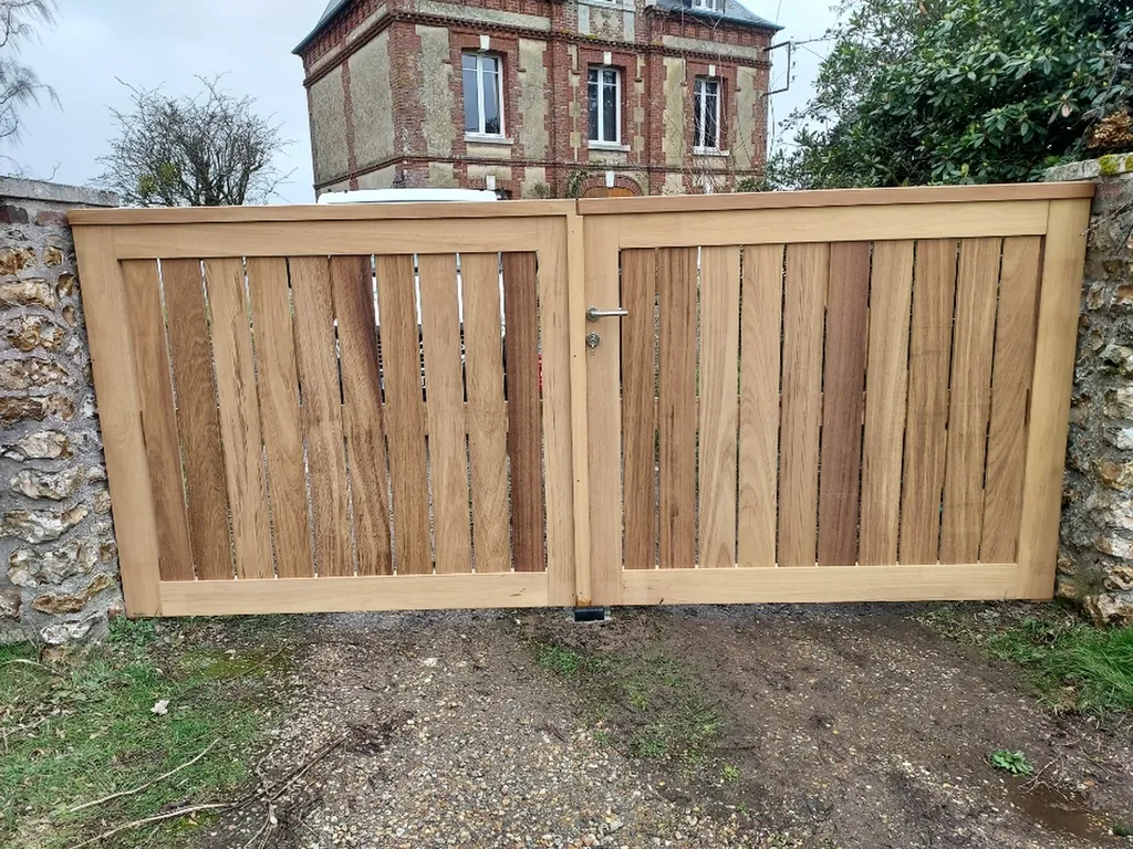 Installation d’un portail battant en bois avec piliers en briques à Le Havre en Seine-Maritime 76