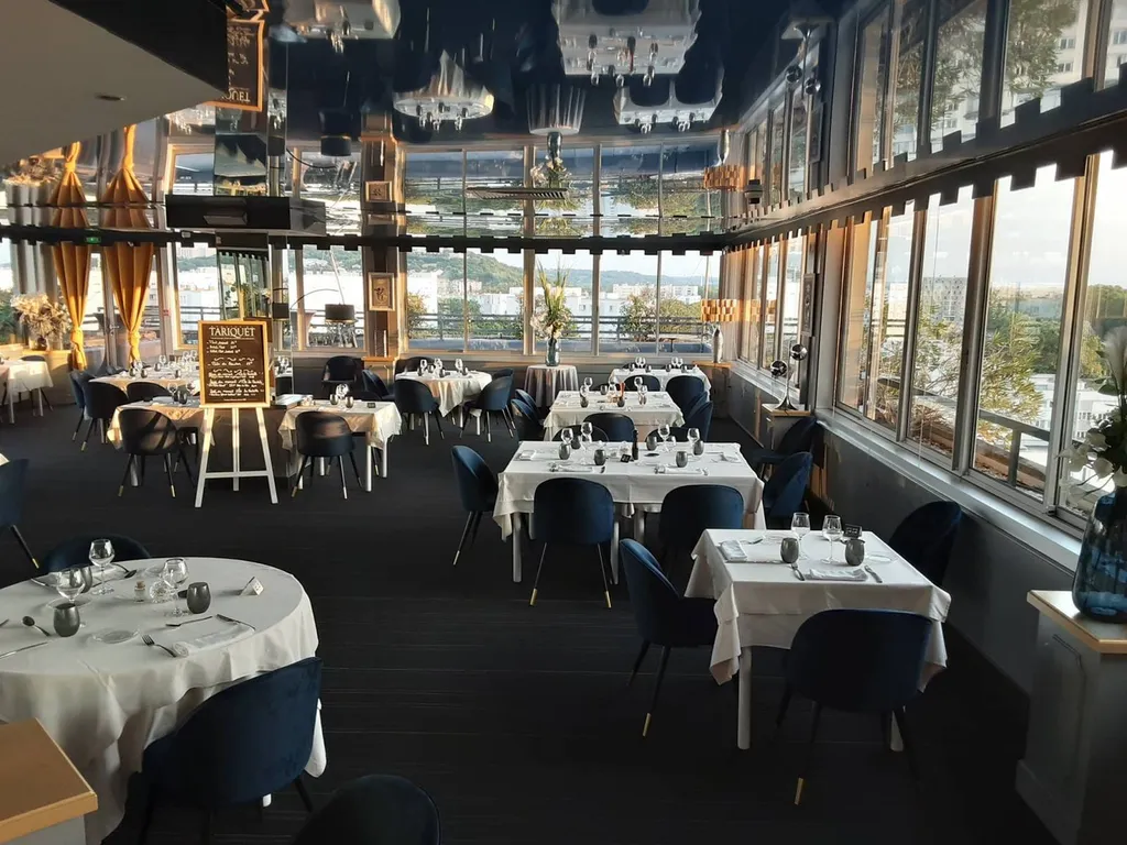 Nettoyage d'un plafond tendu dans un restaurant situé à Toulouse by Plafonds Tendus Occitans Toulouse