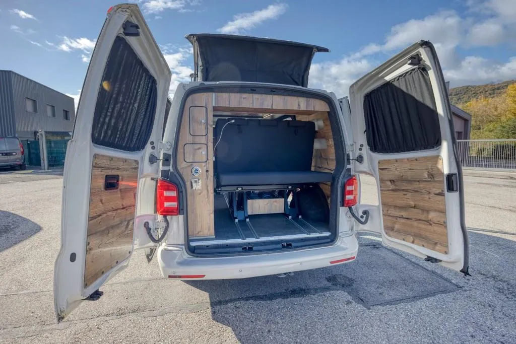 Aménager son VW T6 Court à Chambéry : van compact à finition bois grange pour les escapades savoyardes