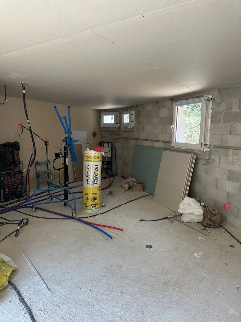 Agrandissement d'une maison à Sanary avec réalisation de cloisons et de doublage