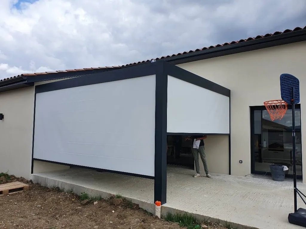 Pergola bioclimatique en aluminium à Villefranche sur Saône 