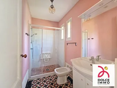 Chambre avec vue jardin, tranquillité, maison à vendre Bordeaux, maison plain-pied, rénovation complète, potentiel familial, immobilier Caudéran, quartier recherché, DOLCE IMMO, bien à repenser