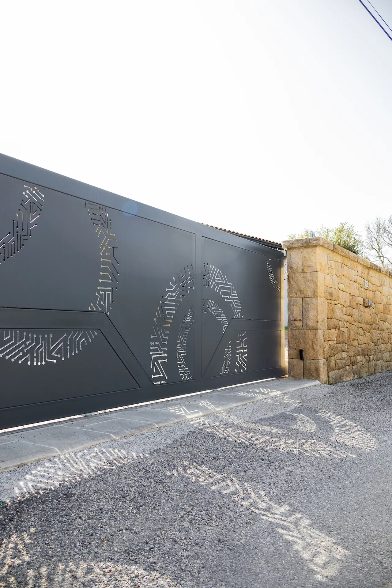 Portail à motifs découpé au plasma : une signature moderne et sécurisée pour votre villa en Sud Ardèche.