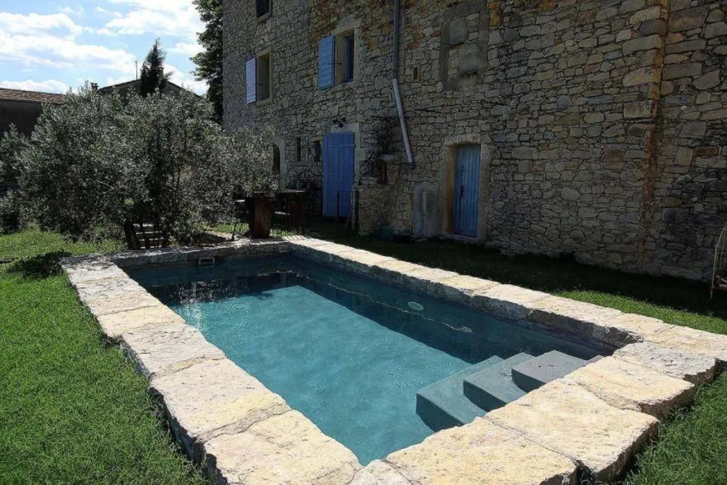 Margelle de bassin entre Montpellier et Avignon