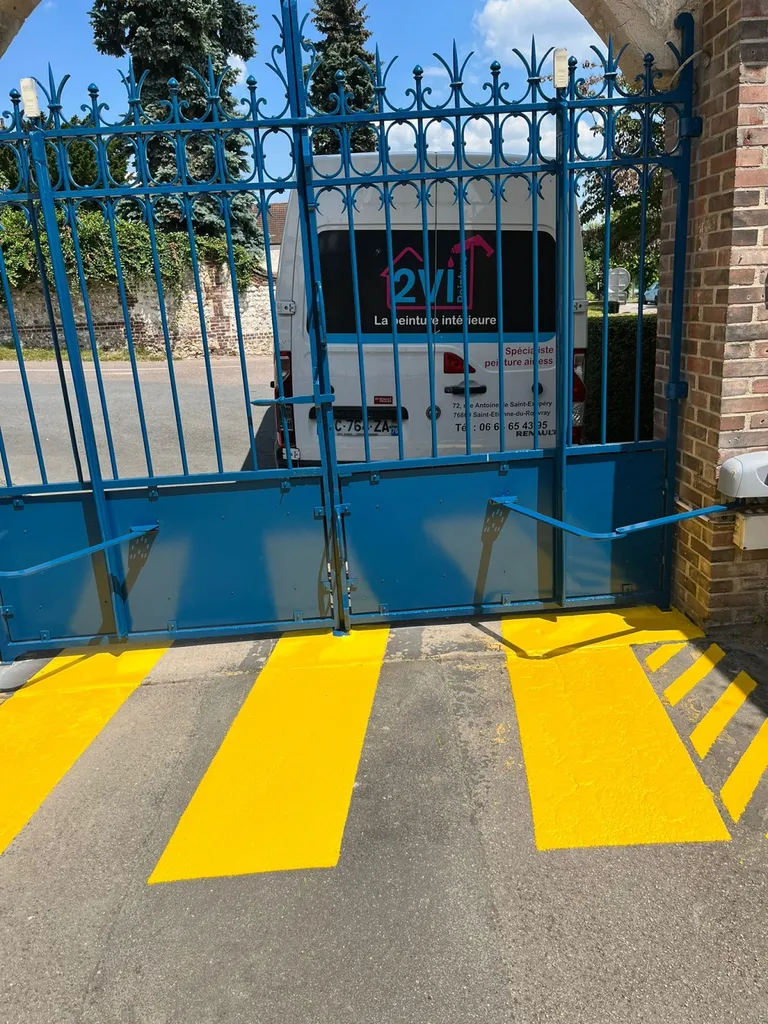 Peinture portail et marquage de sécurité  routière, délimitations places de parking près d'Elbeuf 