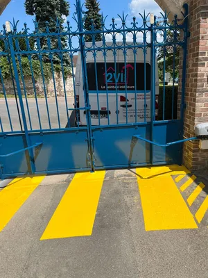 Peinture portail et marquage de sécurité  routière, délimitations places de parking près d'Elbeuf 