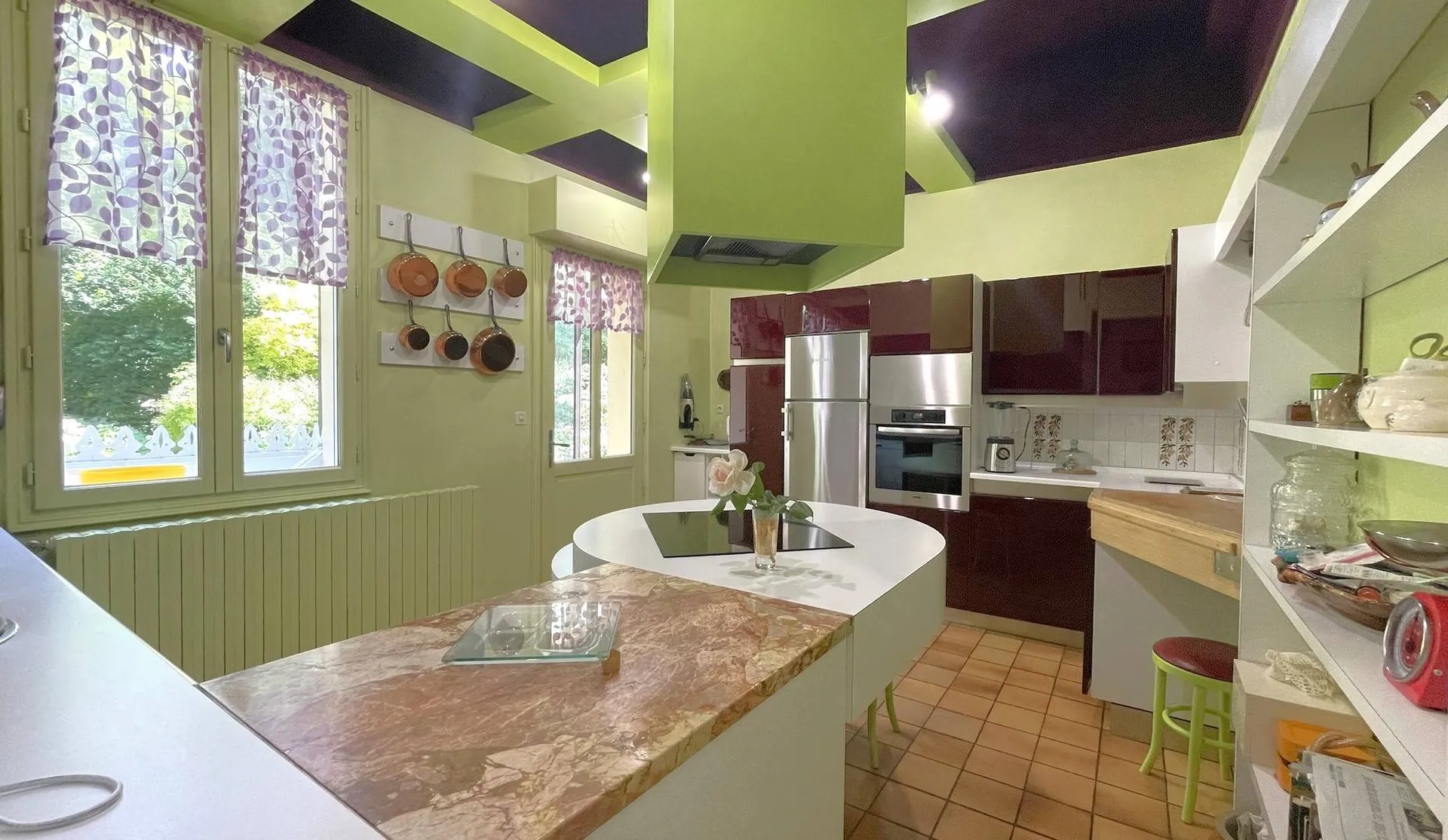 L’entrée spacieuse vous mène à une cuisine aménagée avec un accès direct à l’extérieur, idéale pour les repas en plein air. Maison à vendre.