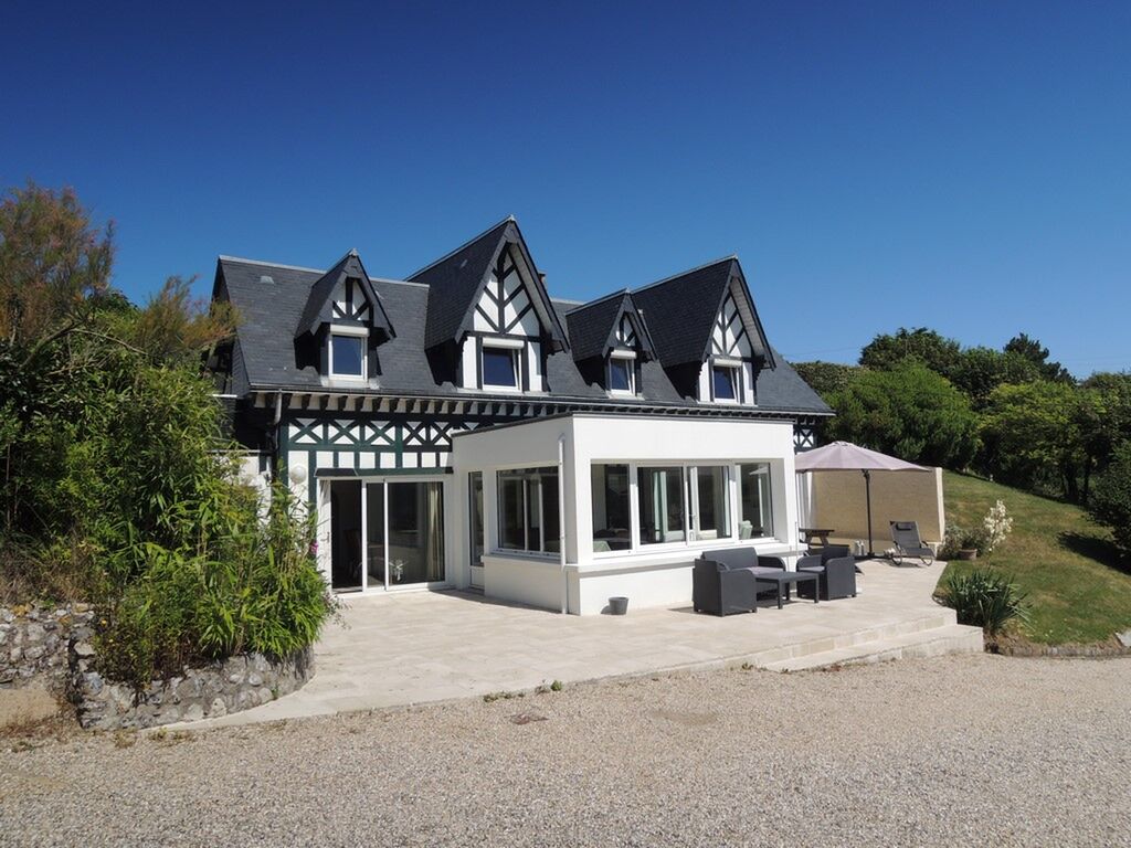 Vends cette propriété d'exception, comprenant une maison de caractère principale ainsi qu'un gîte anglo-normand avec vue exceptionnelle sur la mer, proche de Dieppe (76)