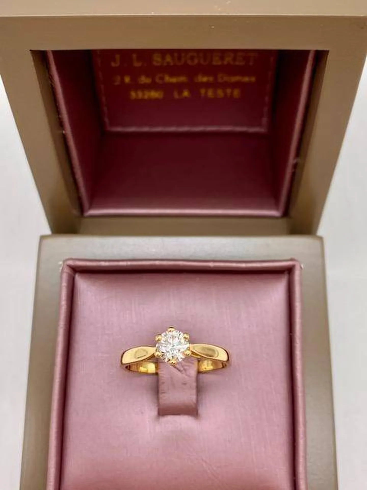Ou acheter une bague solitaire diamant en seconde main? chez Or Ligne à La Teste près de Biganos parmi sa vitrine de bijoux en dépôt vente