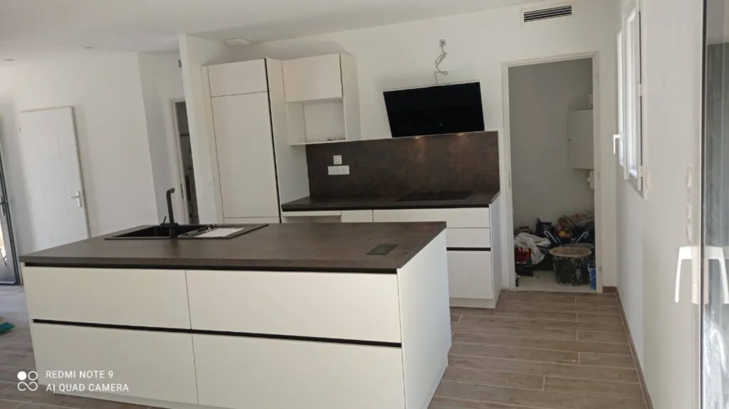 Cuisine îlot avec gorge et plan de travail stratifié à Toulouse