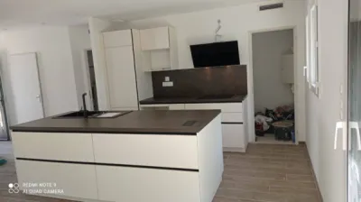 Cuisine îlot avec gorge et plan de travail stratifié à Toulouse