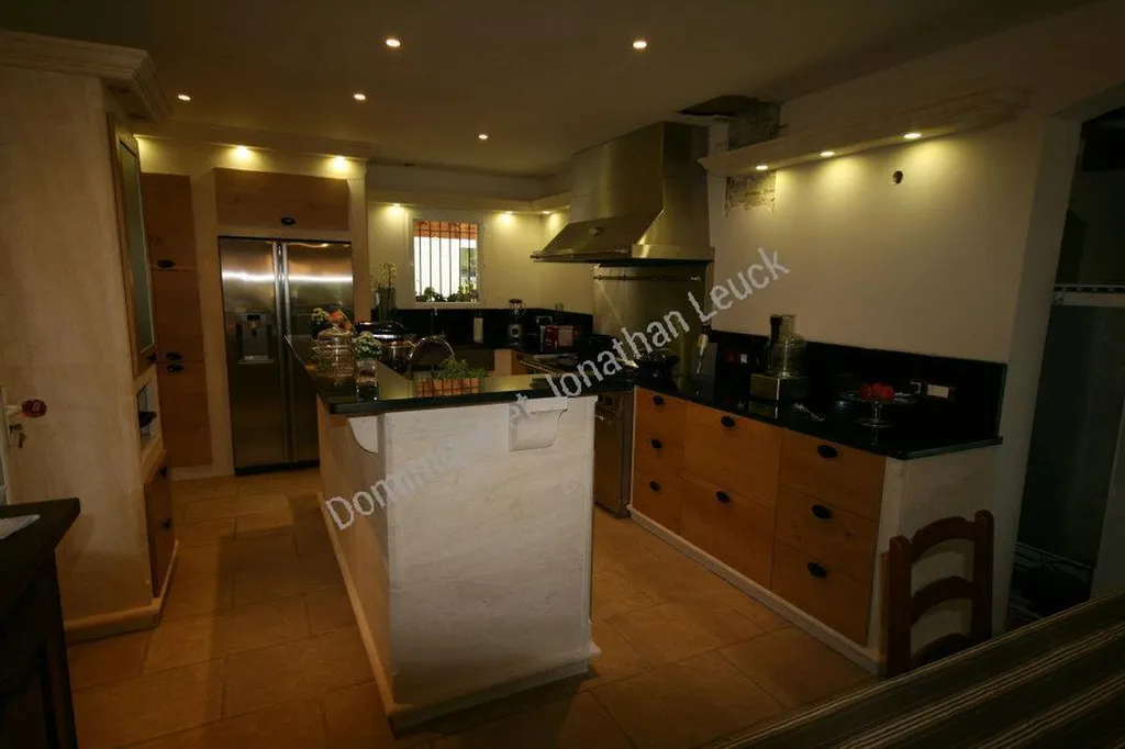 Cuisine en Pierre d'Estaillade et Granit du Zimbawe dans les alentours d'Avignon 