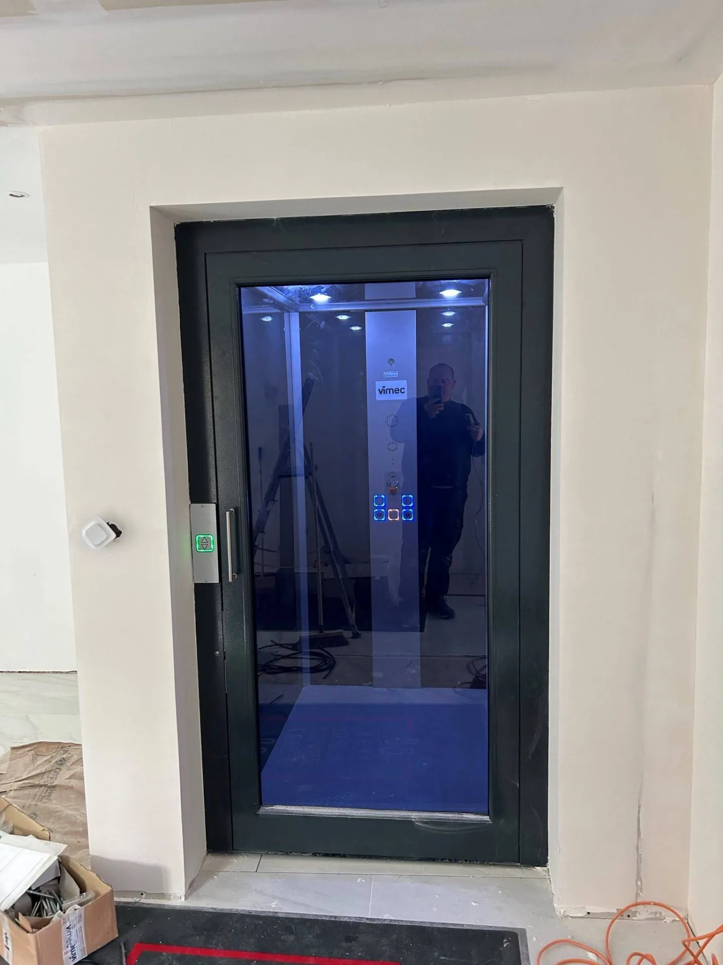 Accès RDC de cet ascenseur de maison VIMEC en gaine maçonnée dans une maison rénovée près de Marseille Accès RDC de cet ascenseur de maison VIMEC en gaine maçonnée dans une maison rénovée près de Marseille