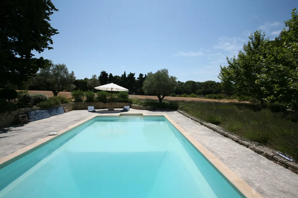 A vendre à Pernes-les-Fontaines, ancien mas avec dépendances sur 3,5 hectares de terrain    