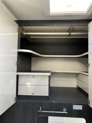 NOMBREUX ESPACES DE RANGEMENT