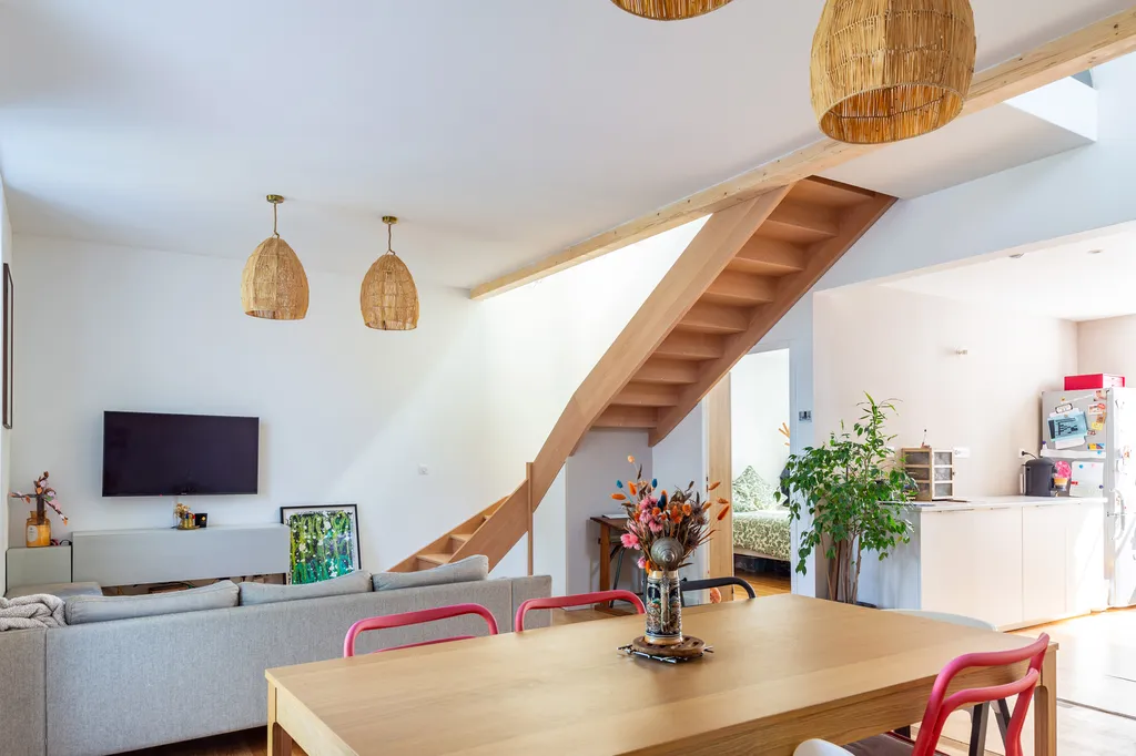Salle à manger redessinée par AKIKO ARCHITECTURE dans le quartier Bastide, sublimée par une double hauteur et une surélévation en ossature bois qui réinvente le volume intérieur