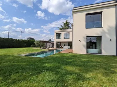 Réalisation d'un couloir de nage en inox de 3x12m avec skimmer miroir avec longueur de piscine à Dardilly près de Lyon