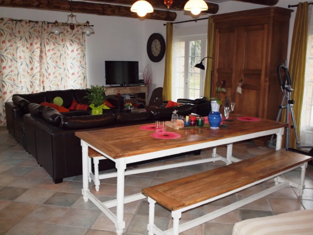 Dans le Comtat Venaissin, à vendre, mas ancien rénové avec piscine et terrasses en  