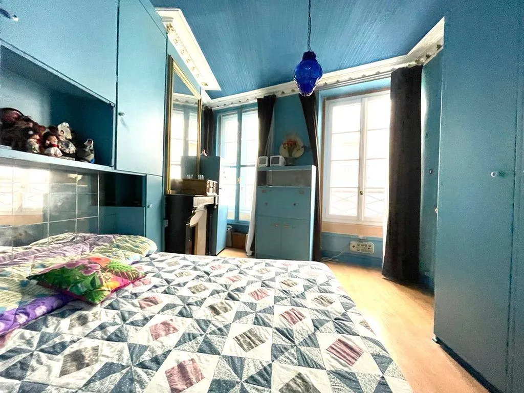 Grands Boulevards - 2 Pièces à entièrement rénover