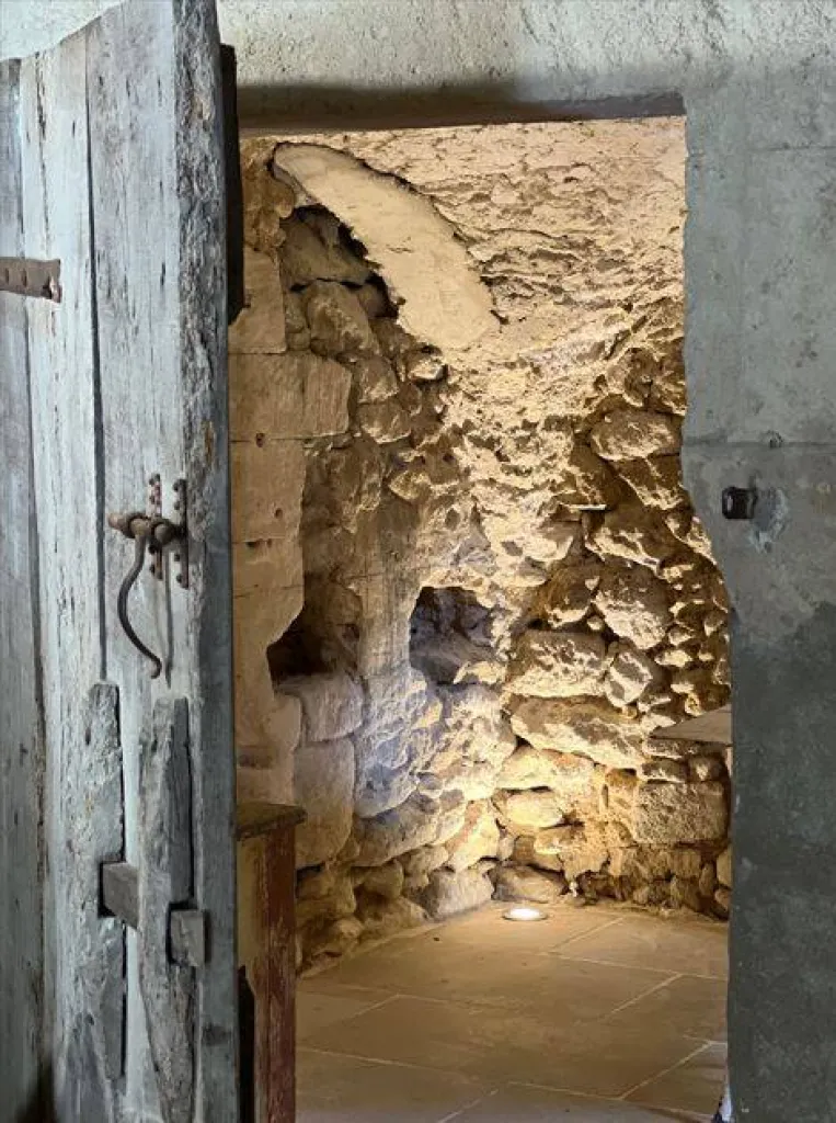 Une ferme XVIII eme en situation dominante à Ménerbes dans le Luberon.