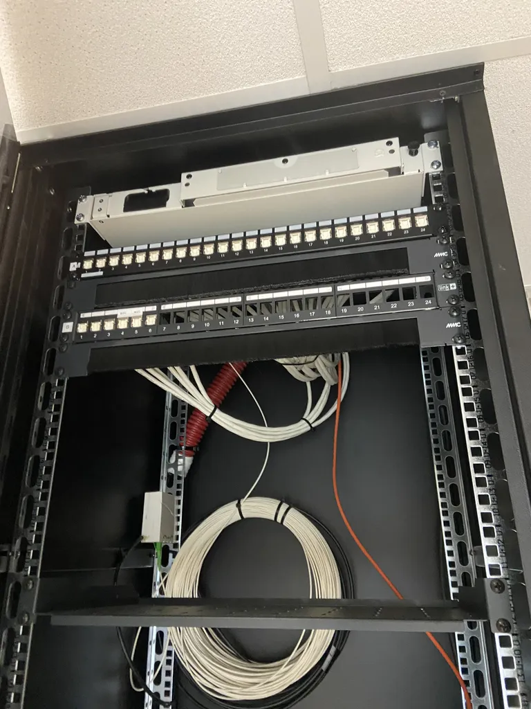 Installation de baies de brassage et câblage structuré en catégorie 6A pour les entreprises à Salon-de-Provence : garantir un débit internet symétrique et stable pour vos serveurs