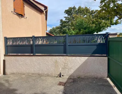 pose claustra alu ajouré sur muret extérieur à Oullins Pierre-Bénite près de Lyon par 3 Baies