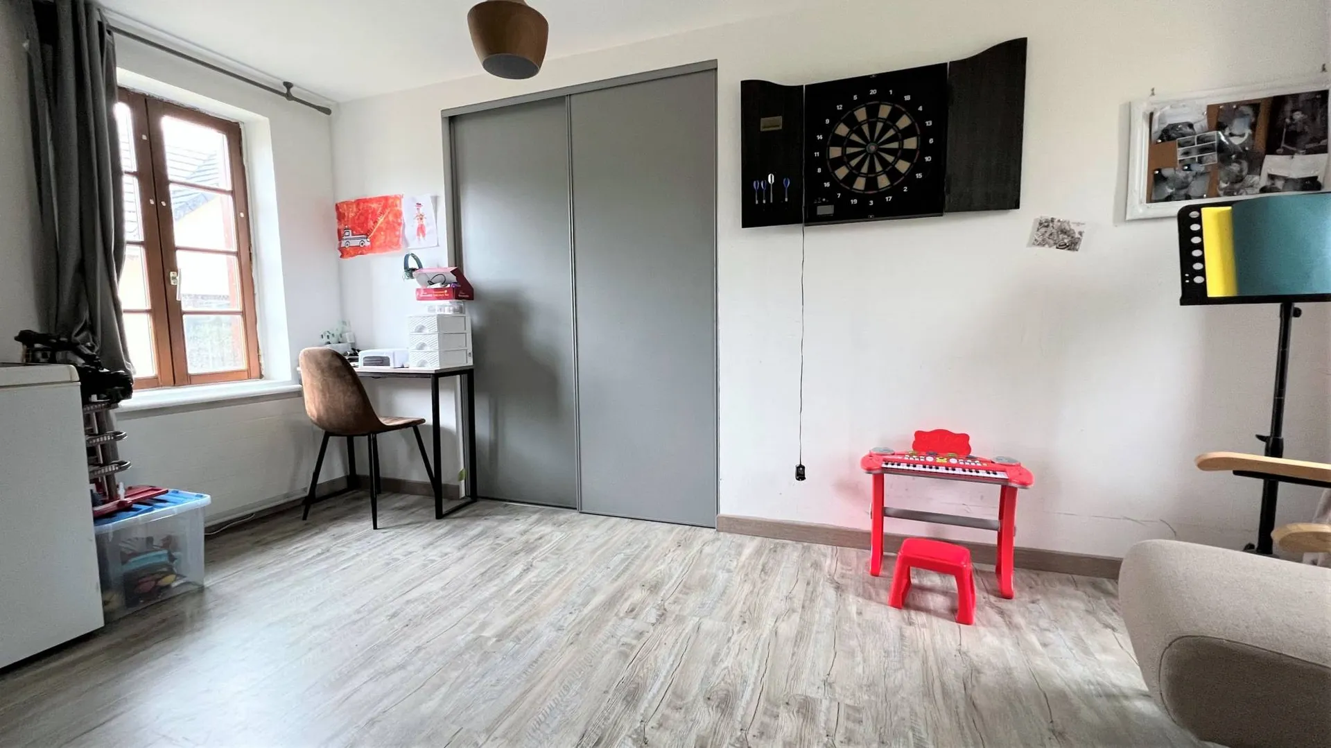 Une chambre en rdc baignée de lumière avec un grand dressing