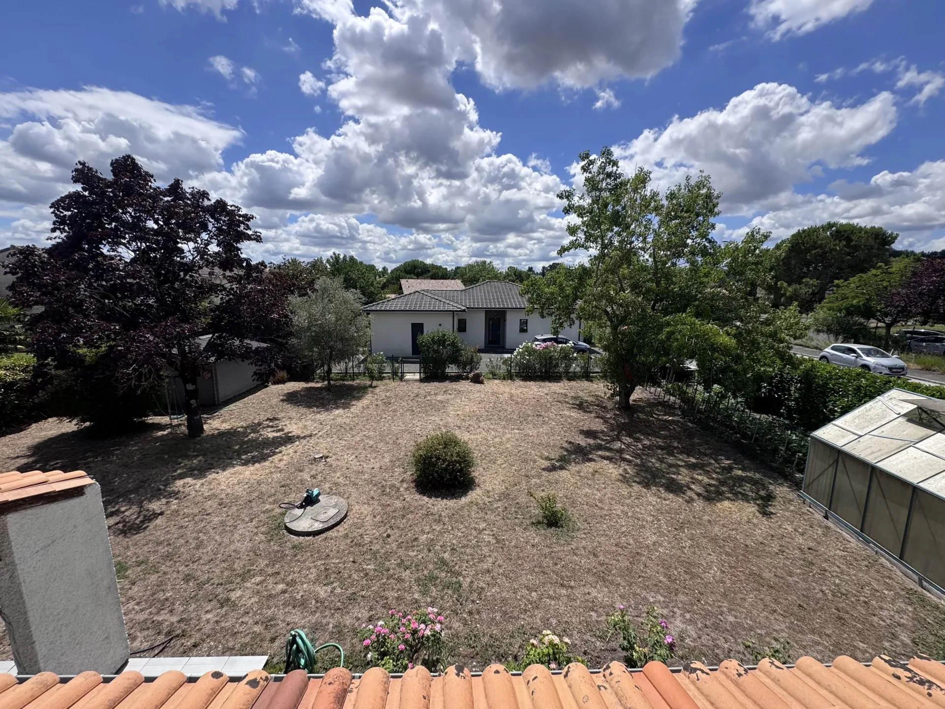 Une maison familiale avec climatisation, édifiée sur une grande parcelle piscinable, proche des écoles