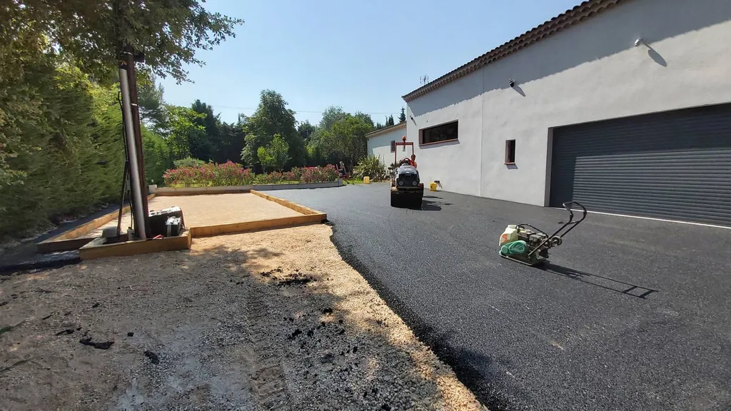 Construction d'un terrain de pétanque à Auriol près d'Aubagne par une entreprise de terrassement