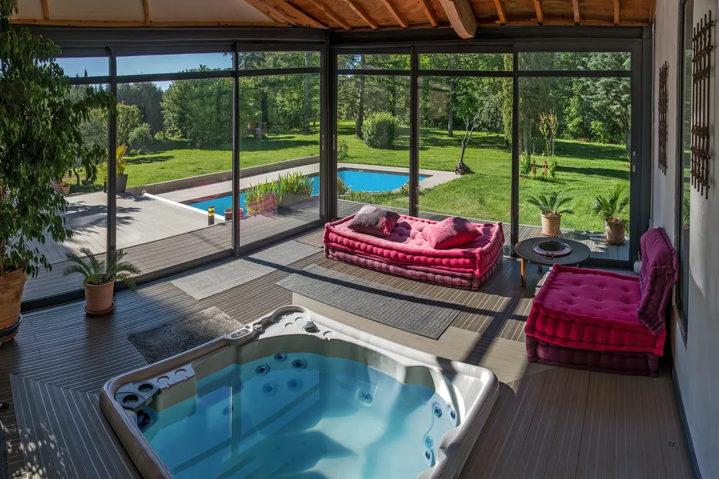 Pernes-les-Fontaines, propriété contemporaine avec piscine, espace spa et dépendances   