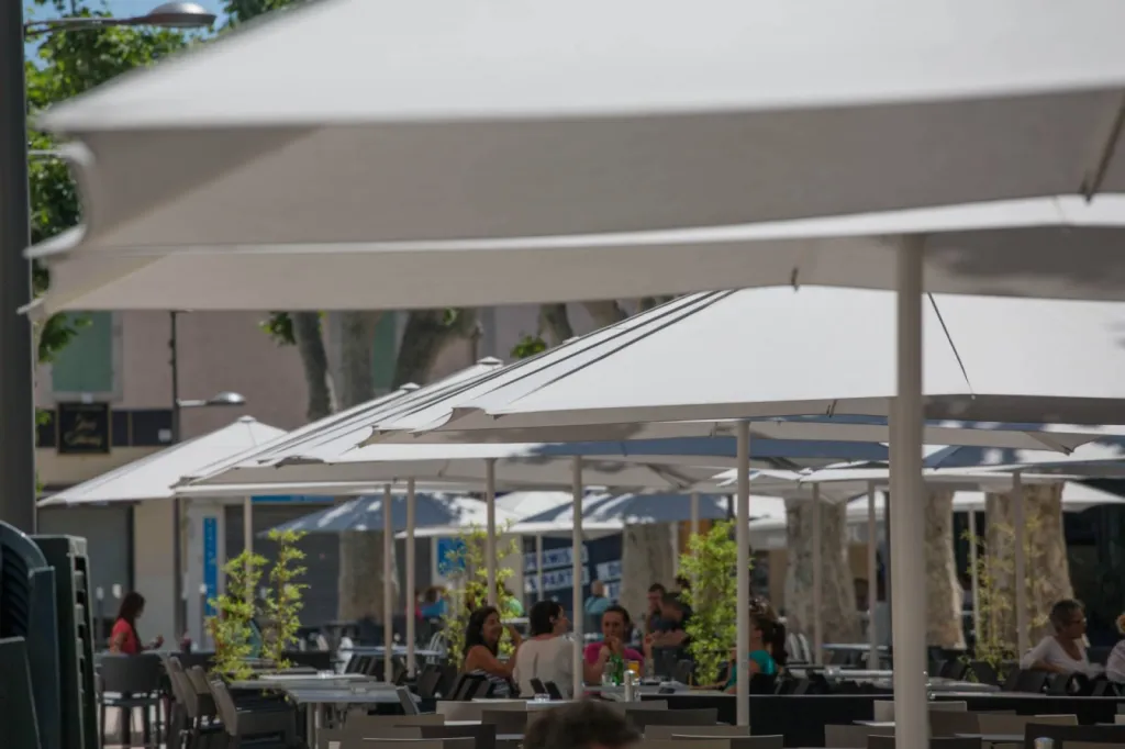 Pose de parasols pour la terrasse d'un restaurant sur Istres (13) par ROSSI